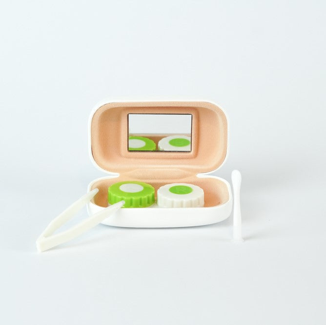 Kit para guardar y colocarse lentes de contacto.