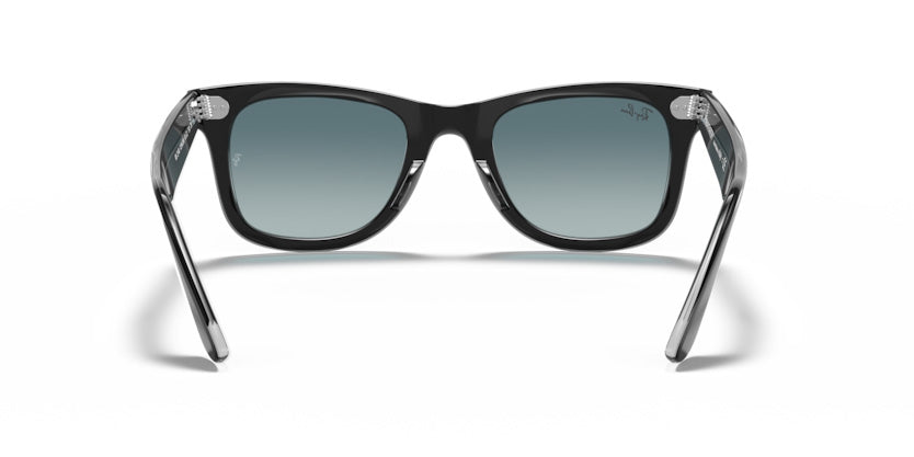 Gafa de sol marca Ray-Ban RB2140 modelo Wayfarer. Polarizada para mayor confort visual.